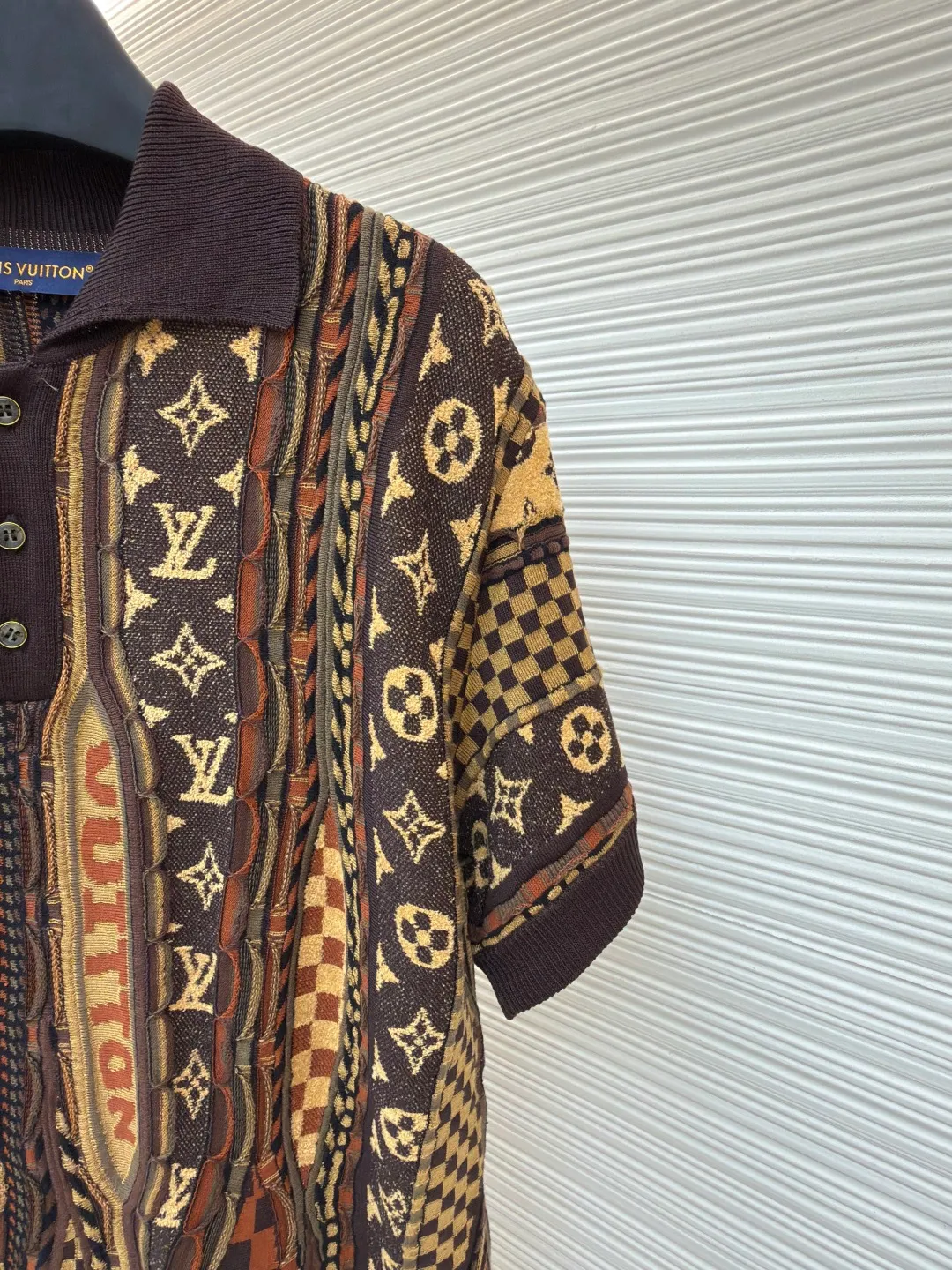 LOUIS VUITTON Polo jacquard knitted Polo shirt ●Original version: purchased and developed by 14887 ●Item number: 1680804-B45 ●Fabric: wool blended fabric ●Technology: jacquard knitting ●Version: fitted version ●Weight: about 380 grams ●Size: S-M-L-XL ●Description: This polo shirt pays tribute to 2000 The street fashion of the early 1990s, with jacquard knitting craftsmanship depicting the brand's logo, is an eye-catching addition to the 2025 autumn and winter series collaborated by Pharrell Williams and Nigo. The chic design adds a lightweight and breathable option for hotter days. Heavy industry positioning, three-dimensional contrasting intarsia craftsmanship throughout the fashionable and high-end sense! Swiss woven positioning intarsia craftsmanship. The overall wiring is straight and delicate, the fabric is comfortable and soft, and the color is consistent without color difference. It can be matched with the same style to create a fashionable look and control various occasions. Customized accessories, complete with three standards, same style for men and women!